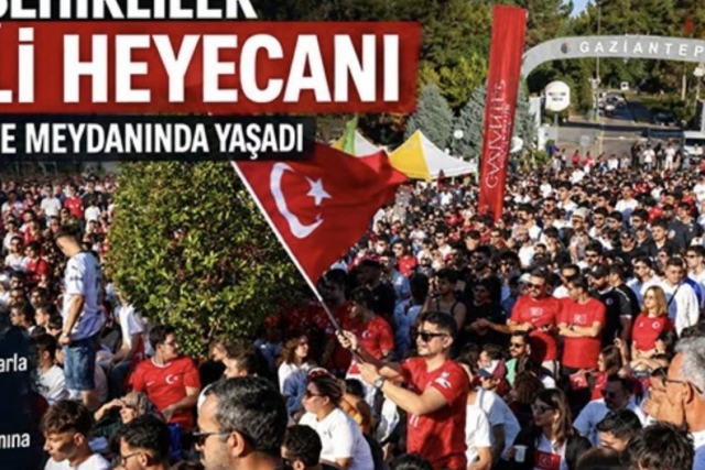 Gazi Şehirliler Milli heyecanı üniversite meydanında yaşadı