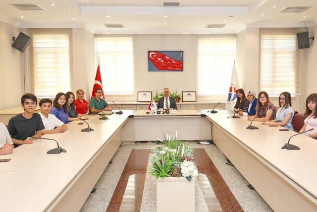 ÇOCUK HAKLARI KOMİTESİ YÖNETİMİNDEN REKTÖR DOĞAN’A ZİYARET