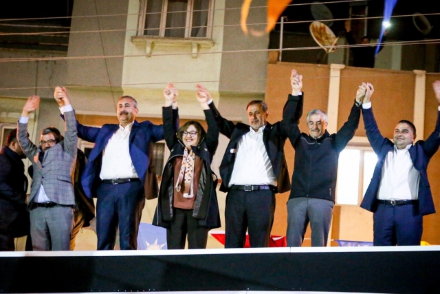 AK Parti seçim irtibat ofisi açılışları miting havasında geçiyor